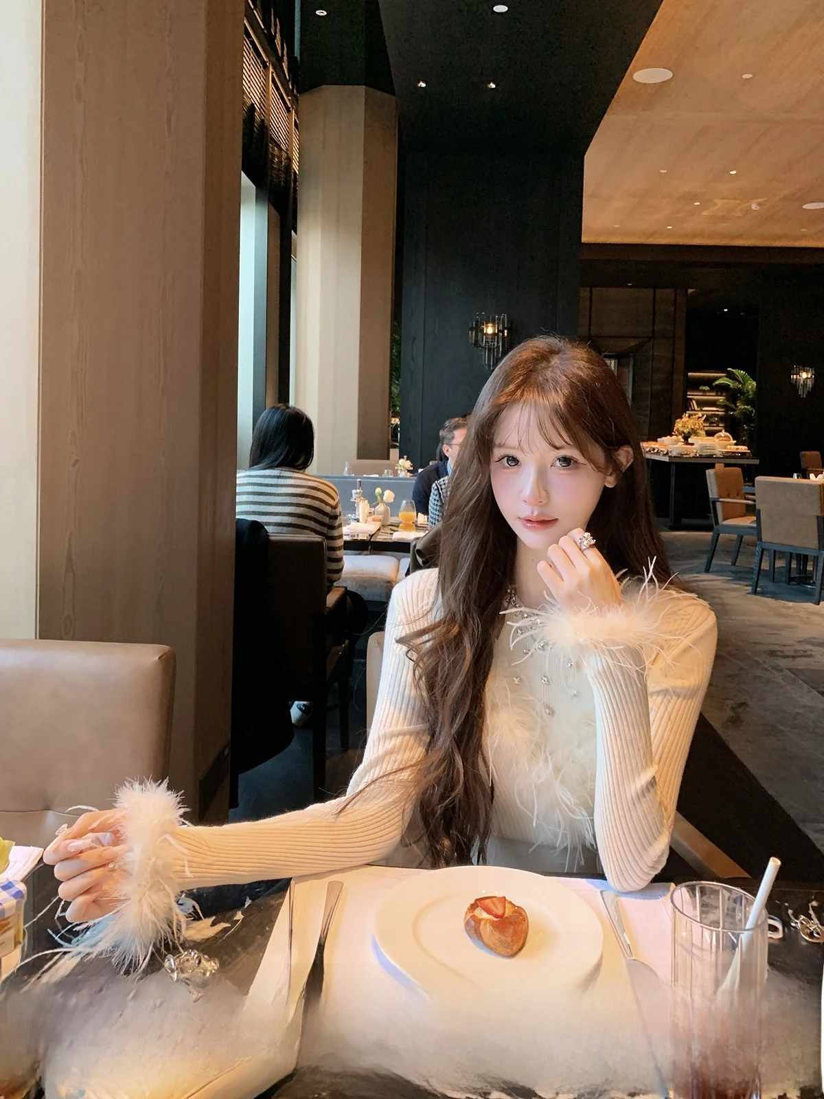 

YOLI Zhang Yuli Starlight Glimmer Apricot Knitted Sweater Women's Faionable Winter Age-Defng Versatile Fake Two-Piece Top