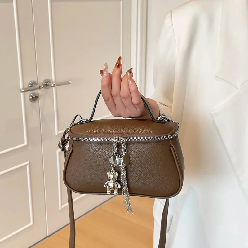 

Premium Oil Wax Leather Retro Small Bag Women's 2026 New Winter Luxury Fashion Design Versatile Messenger Bag Urban Handbag