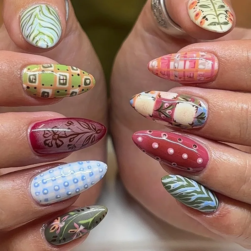 24枚入り プレスオンネイル ブラウンカラー 流体アーモンド型 付け爪 欧米風クールスタイル アーティスティックマニキュア 秋冬用つけ爪