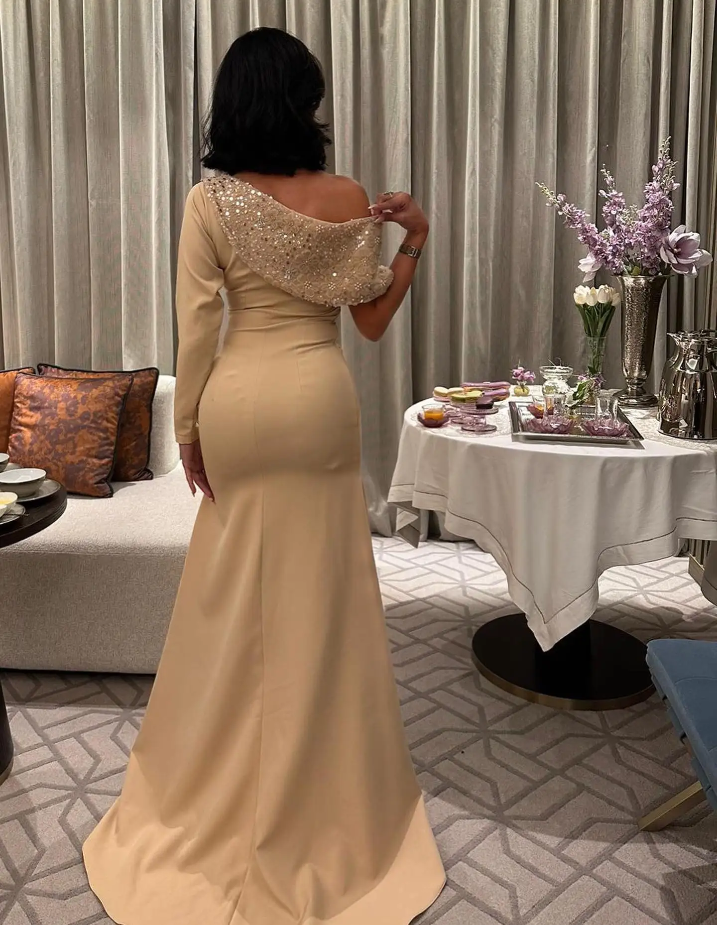 ที่กําหนดเองคลาสสิกJerseyชุดราตรีAppliquesประดับด้วยเลื่อมคริสตัลหนึ่งไหล่แขนยาวชุดราตรีSweep Train Party Dress