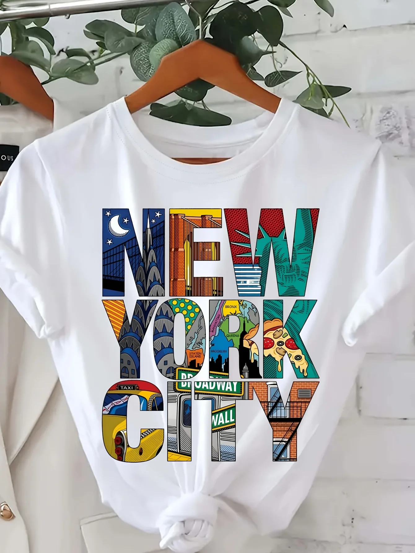 Black New York City Graphic Print T-Shirt Short Sleeve Crew Neck Casual Top for Women Vibrant Cityscape Design women clothes