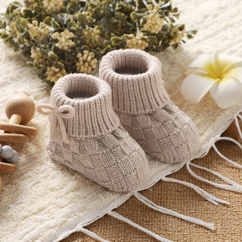 

Обувь для новорожденных, вязаная детская обувь, аксессуары для одежды от 0 до 18 месяцев, теплые ботинки с милым бантом для маленьких мальчиков и девочек, модные однотонные слипоны