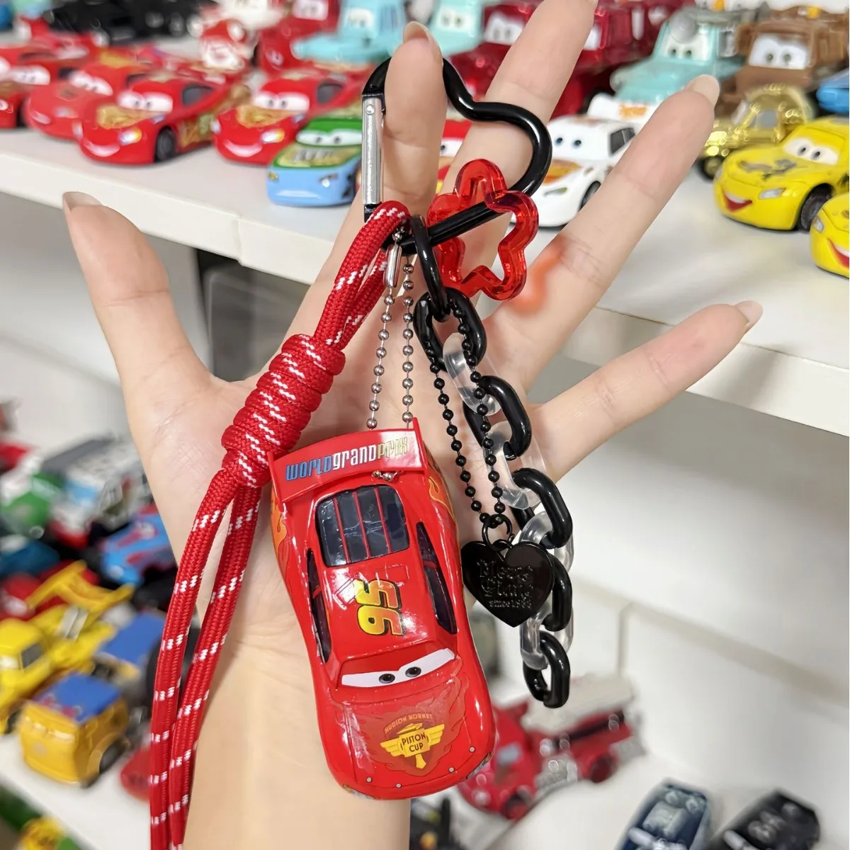 

Брелок для ключей Disney Pixar Cars Lightning McQueen и Mater, модель автомобиля, двухсторонняя классическая подвеска с персонажем для фанатов и коллекционеров