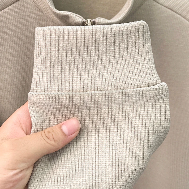 Herbst Neuer Komfortabler Samt-Pullover mit Reißverschluss und Halbhohem Kragen, Modischer Schriftzug, Exquisite Stickerei, Warmes Herren-Strick-T-Shirt – Detail 6