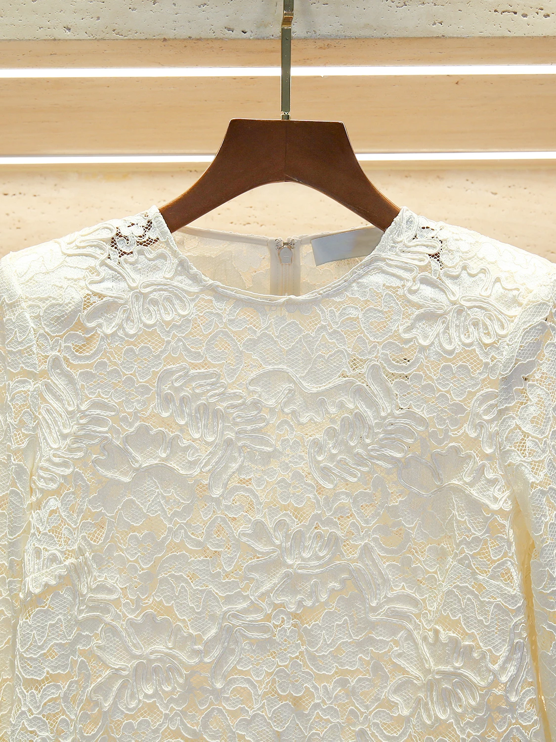 

SP Home Spring 2025 Heavy Embroidery Hollow out Feather Cuff ort Lace Top Women's Faion round Ne Long Sve Loose Fit