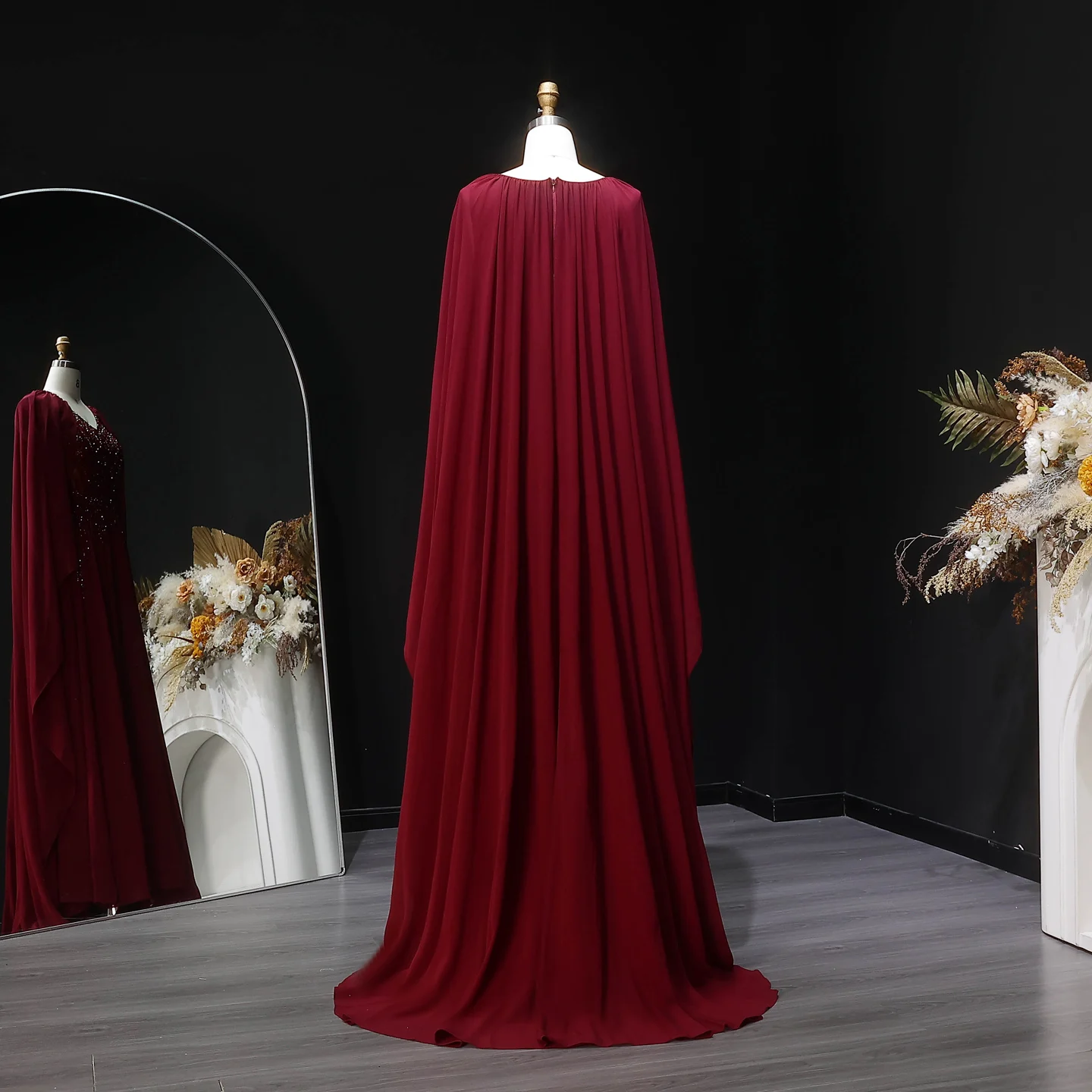 Sharon Said Luxuriöses Weinrotes V-Ausschnitt Langes Cape Chiffon Abendkleid Funkelndes Perlenbesetztes Arabisches Formelles Hochzeitskleid für Damen SS053 Custo – Detail 17