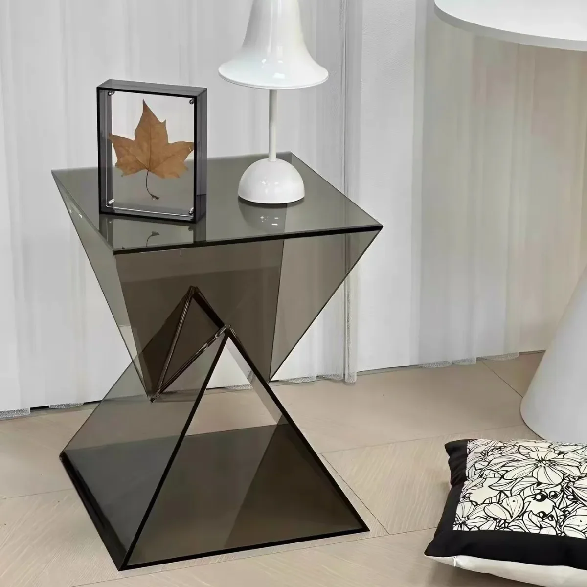 Nordic minimalist creative small coffee table, modern minimalist small apartment corne able, internet-famous designer geometri