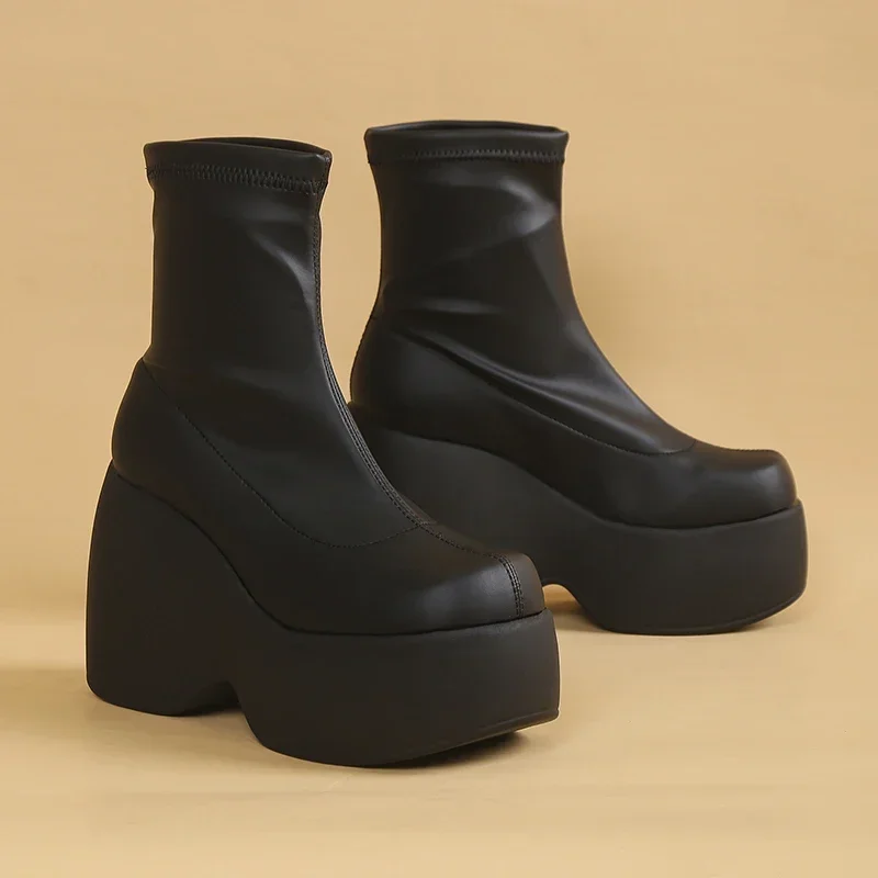 Botas de plataforma grossas góticas para mulheres, botas de couro macias, sapatos de caminhada sexy, sola Matsuke confortável, tamanho 42, nova marca, 2024