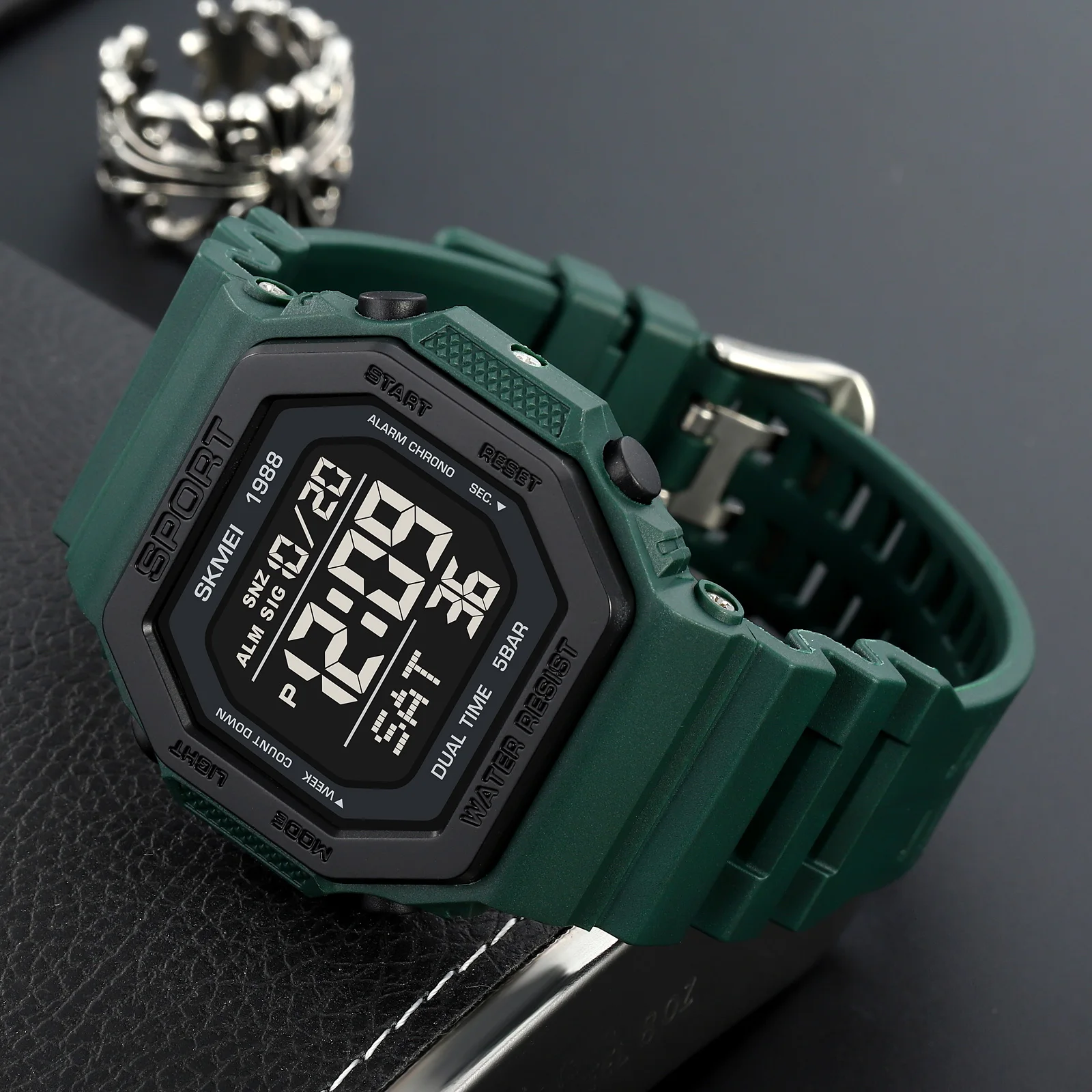 SKMEI Fashon-reloj deportivo Digital para hombre, cronógrafo de pulsera con luz trasera, cronógrafo de Cuenta atrás militar, resistente al agua, con