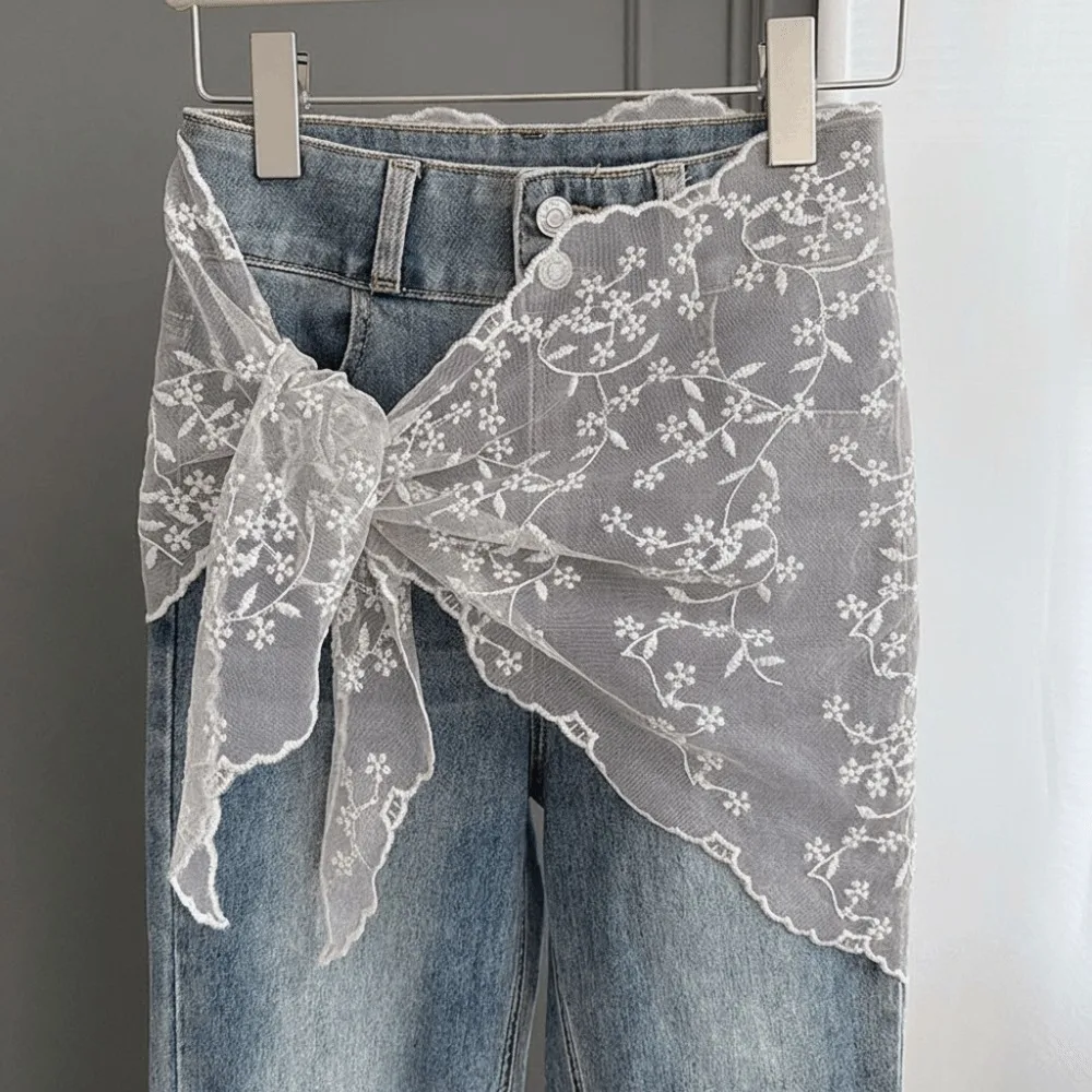 

Стильная джинсовая мини-юбка Y2K с кружевной отделкой, цветочной вышивкой и эффектом драпировки на бедрах, летняя, облегающая