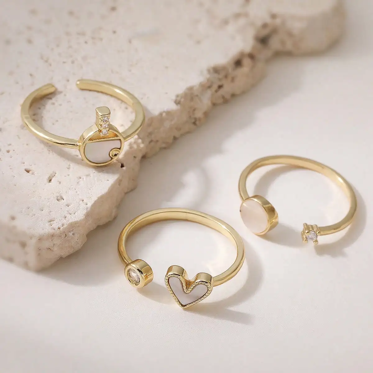 

Minimalist Luxury Golden Mother-Of-Pearl Heart Ring, Zirconia Accent Niche Design Open Band, Women's Elegant Versatile Jewelry, Suitable As A Gift for Couples, Friends, Family Members. It Can Also Be Worn Daily or On Special Occasions.
