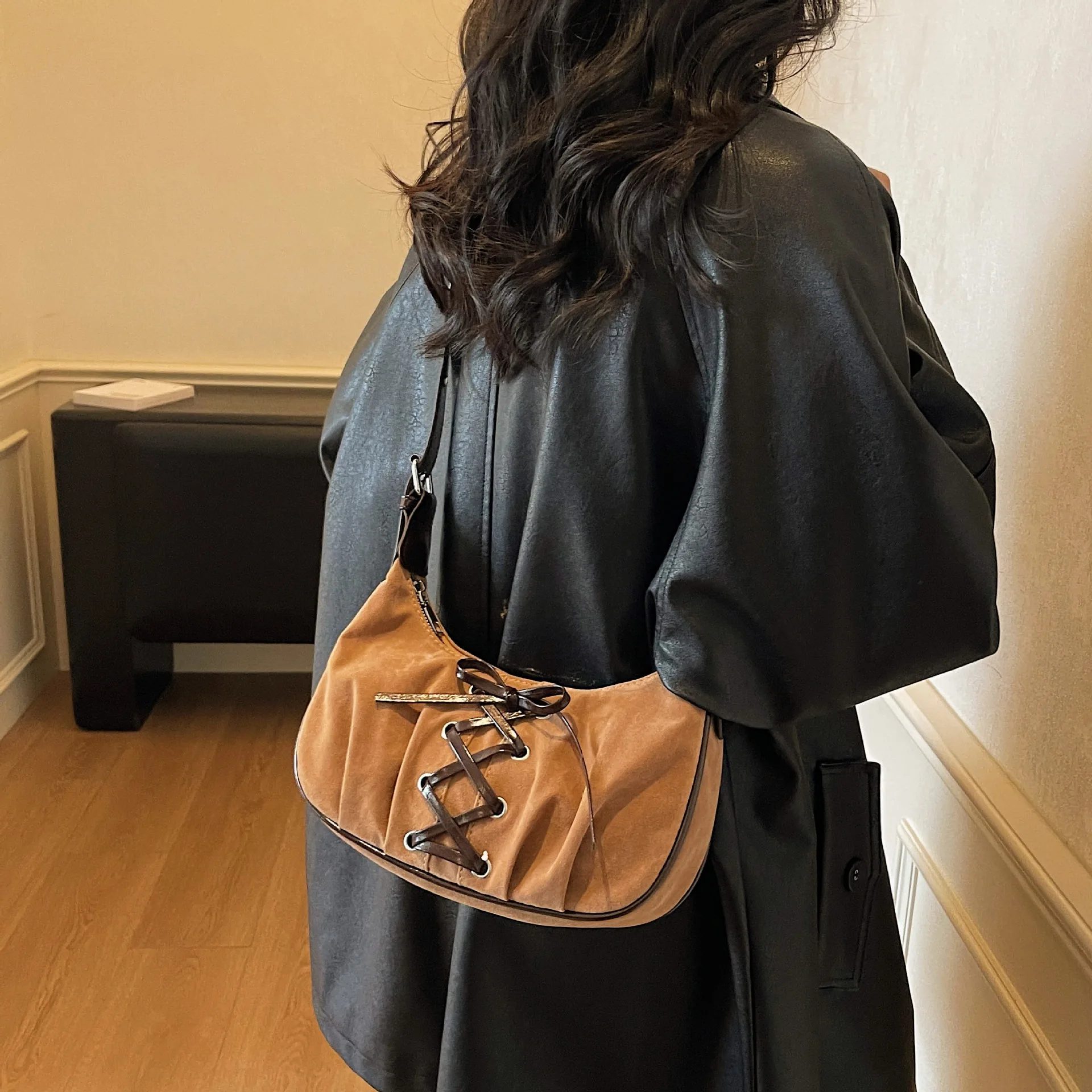 حقيبة على شكل هلال على شكل قمر 2025، محفظة تحت الإبط للنساء، حقيبة كتف فاخرة، حقيبة عصرية من النهار إلى الليل، حقيبة حبال مزخرفة #1