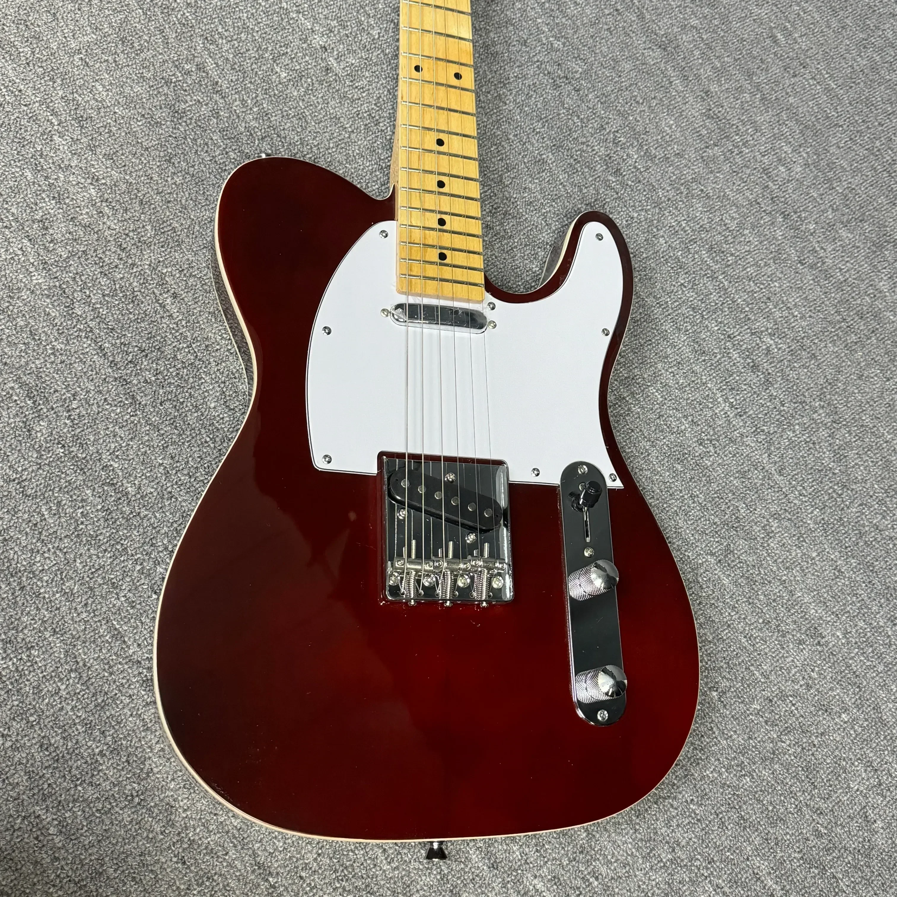Kostenloser Versand Dunkelrote Tele-E-Gitarre Bequemer Klang Super Lindenholz Korpusmaterial Ahorn