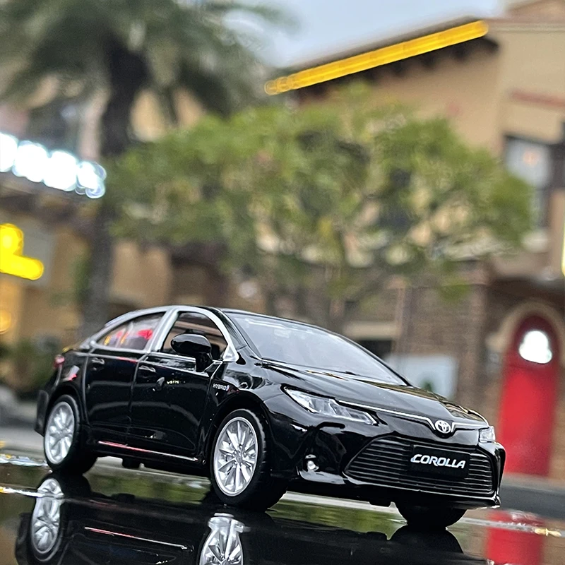 1:32 TOYOTA Corolla Alloy Car Model Diecasts Metal Toy Vehicles Car Model High Simulation Sound Light Collection Toy Gift