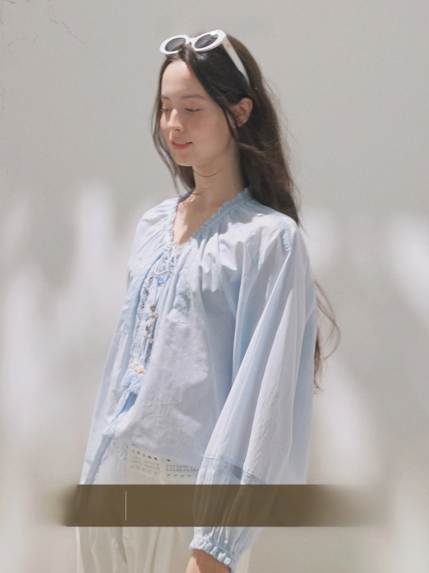 

Женская свободная хлопковая блузка с V-образным вырезом, кружевными вставками, бисером и завязками, с длинными рукавами, дышащая, в корейском стиле, однотонная, для повседневной носки