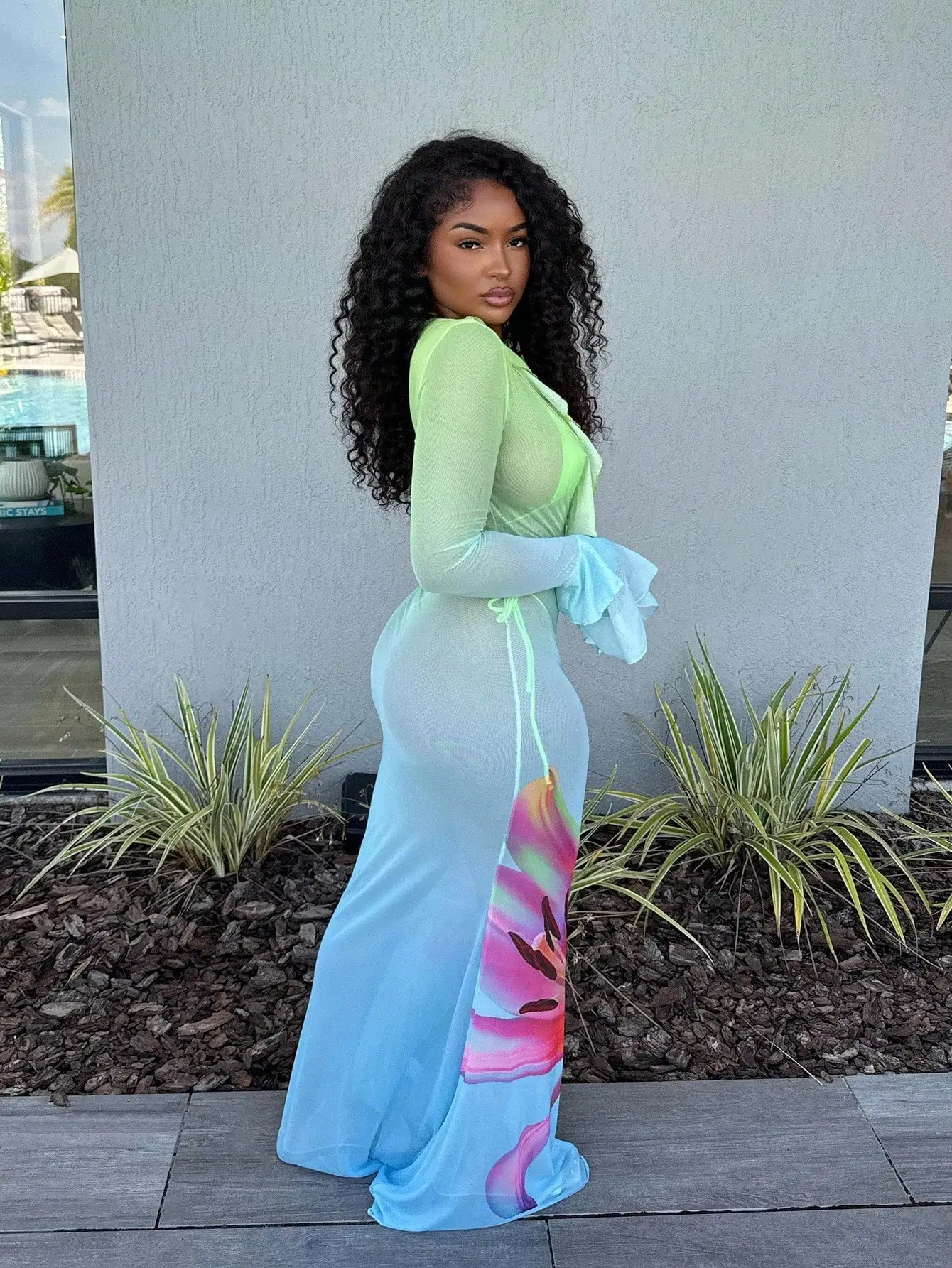 

Элегантное макси-платье с цветочным принтом, глубоким вырезом и рукавами с рюшами для летнего отдыха и свадебных торжеств