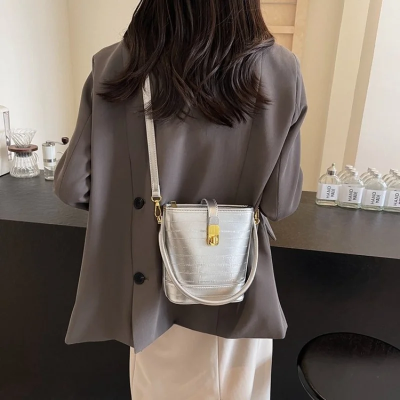 

Высококачественная минималистичная винтажная кожаная сумка-тоут для модных женщин с уникальным дизайном логотипа с буквами