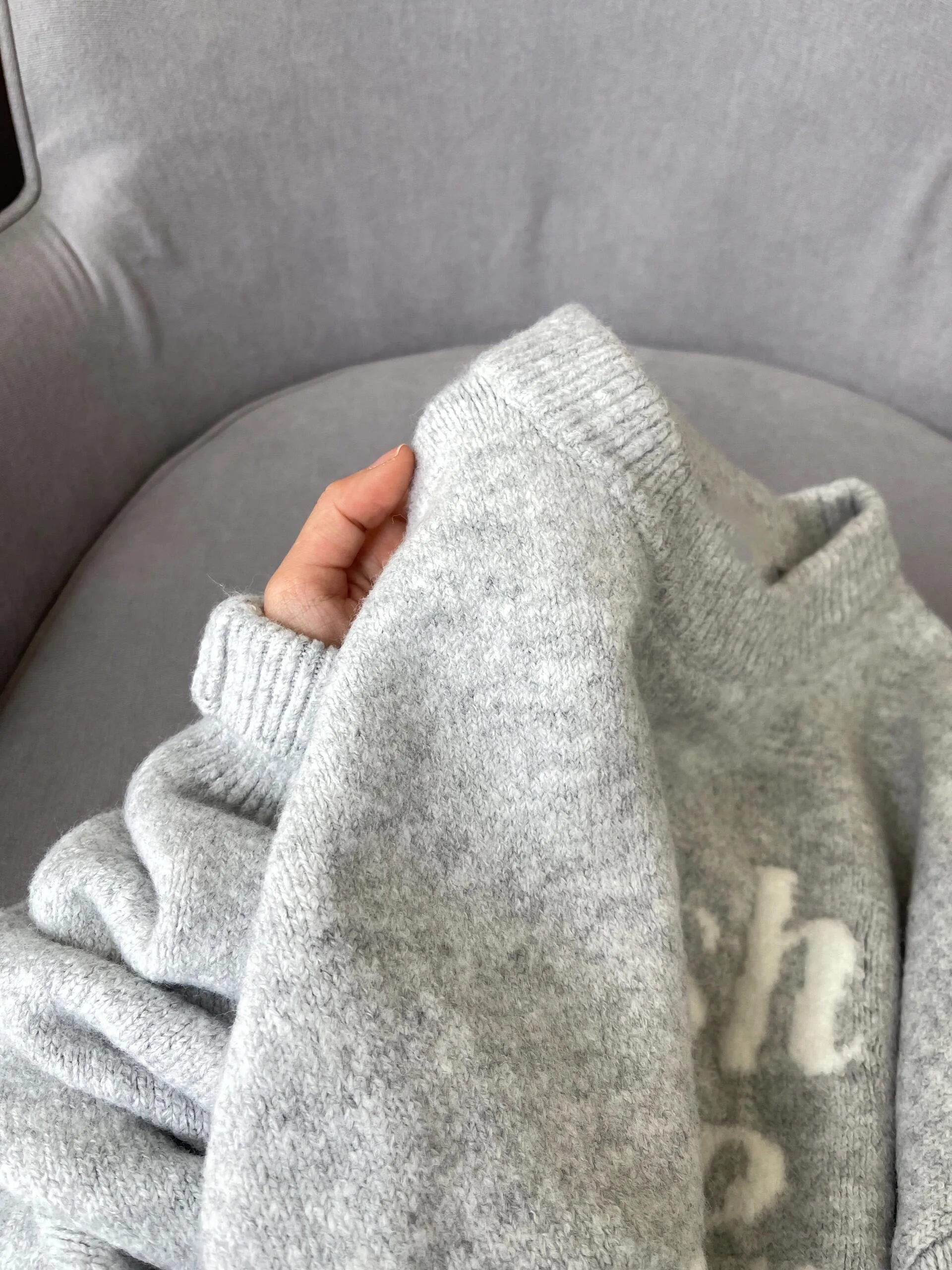 เสื้อสเวตเตอร์ถักสไตล์อเมริกันย้อนยุคสำหรับผู้หญิง ทรงหลวม ใส่ได้ทั้งฤดูใบไม้ร่วงและฤดูหนาว สไตล์ลำลอง คอกลม เนื้อผ้านุ่ม สวมใส่สบาย