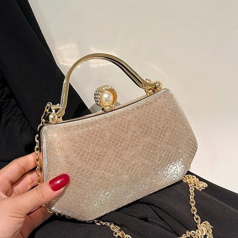 

Women's Messenger Bag Made Of Lustrous Leather Featuring High-End Quality And Paris Casual Tidy Look​