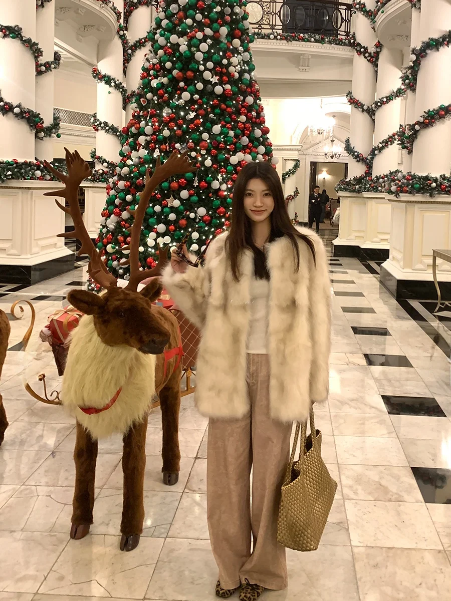 

Пальто женское Jenny Fur с градиентной окраской, средней длины, с капюшоном, круглым вырезом, стандартного кроя, в повседневном стиле, из цельных кожаных панелей.