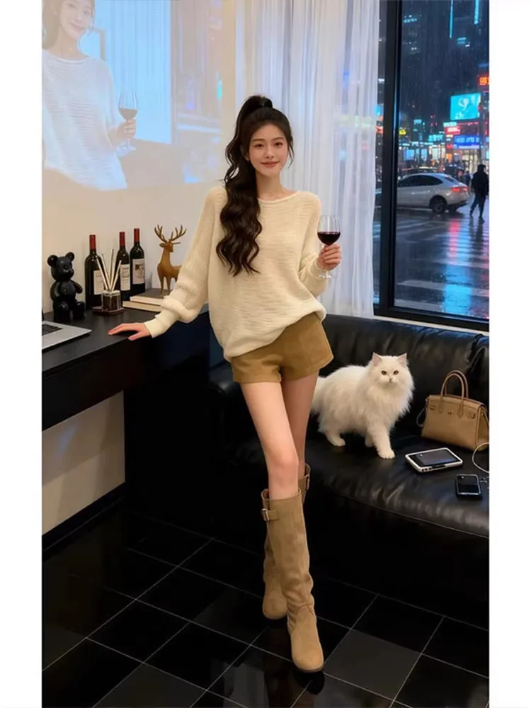 

Белый свитер с круглым вырезом, ажурными вставками и длинными рукавами, облегающий, свободного кроя, женский, модный, повседневный стиль, шорты с высокой талией.