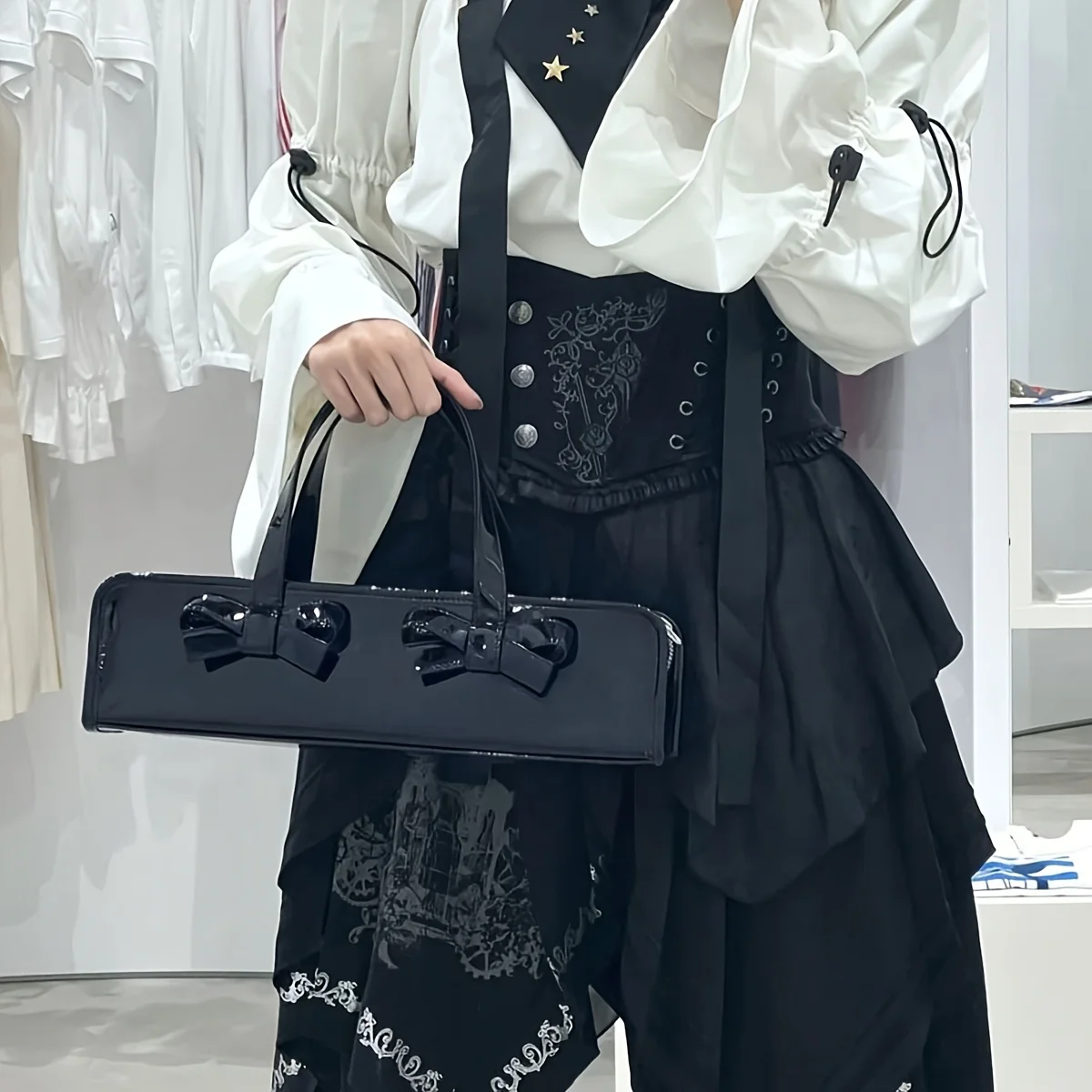 حقيبة حمل عصرية على شكل فيونكة للنساء. أحمر لامع/أسود، كبير وسحاب. مثالية لأي مناسبة. اشتري الآن!