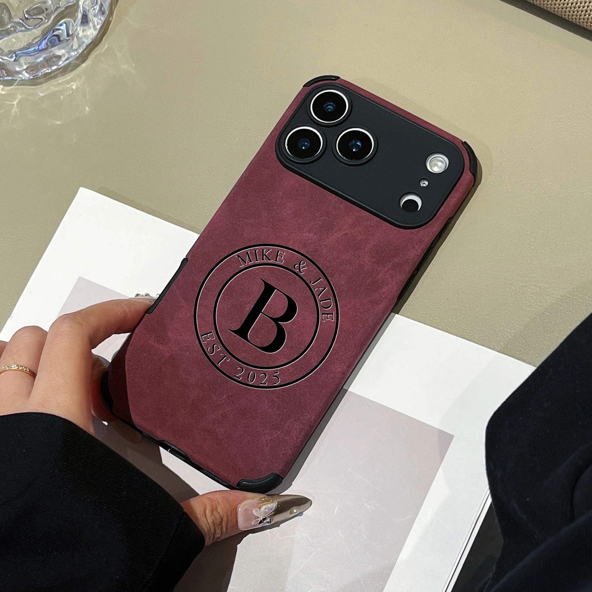 Individuelle Buchstaben DIY Name Gotisches Muster Kunstleder Handyhülle Geschenk für iPhone 18 17 16 15 14 13 12 11 Pro Max 17 Air Plus – Detail 5