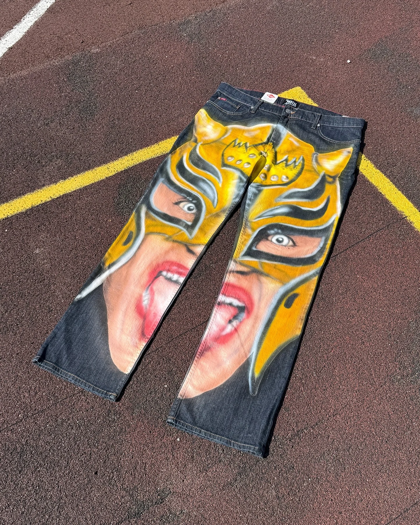 メンズストリートウェアジーンズ、イエローグラフィティプリント、ルーズフィットデニムパンツ、ファッションヒップホップカジュアルトラウザーズ2025