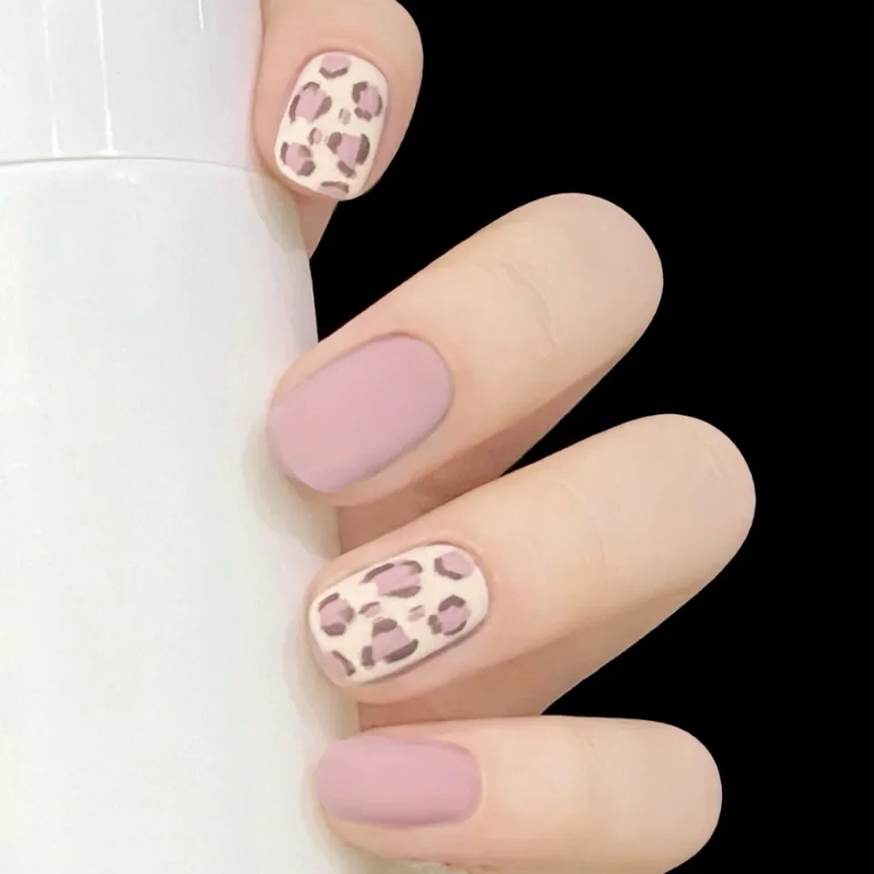 24Pcs/Set Short Round Head Wearing Fake Nails Light Pink Cute Leopard Print Acrylic Press on Nails for Girls Japan Stick-on Nail