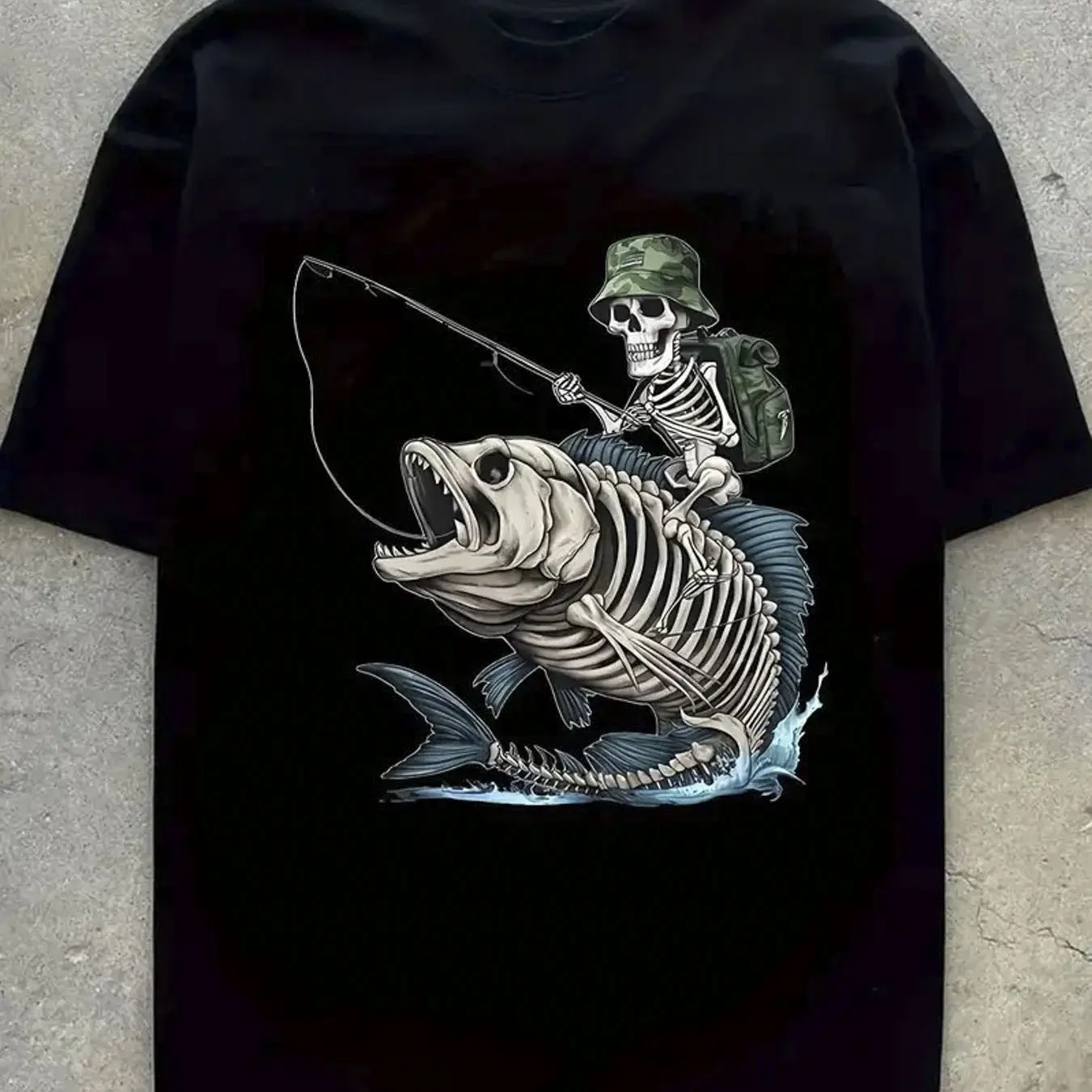 camiseta-masculina-de-algodao-com-caveira-e-estampa-de-pesca-branca-manga-curta-gola-redonda-com-esqueleto-design-de-peixe-roupas-masculinas-confortaveis