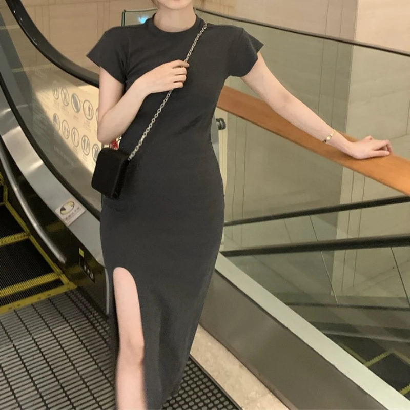 ชุดเดรสเสื้อยืดแขนสั้นสาวเครื่องเทศเซ็กซี่ 2025 ฤดูร้อนกระโปรงยาวผู้หญิงแยกสีดํา