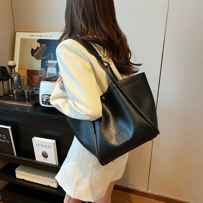 2024 Small Crowd Underarm Women Fall Winter Trend Nostalgia Japanese Ultra-large Sewing Thread Magnetic Snap Capacity Tote Bag