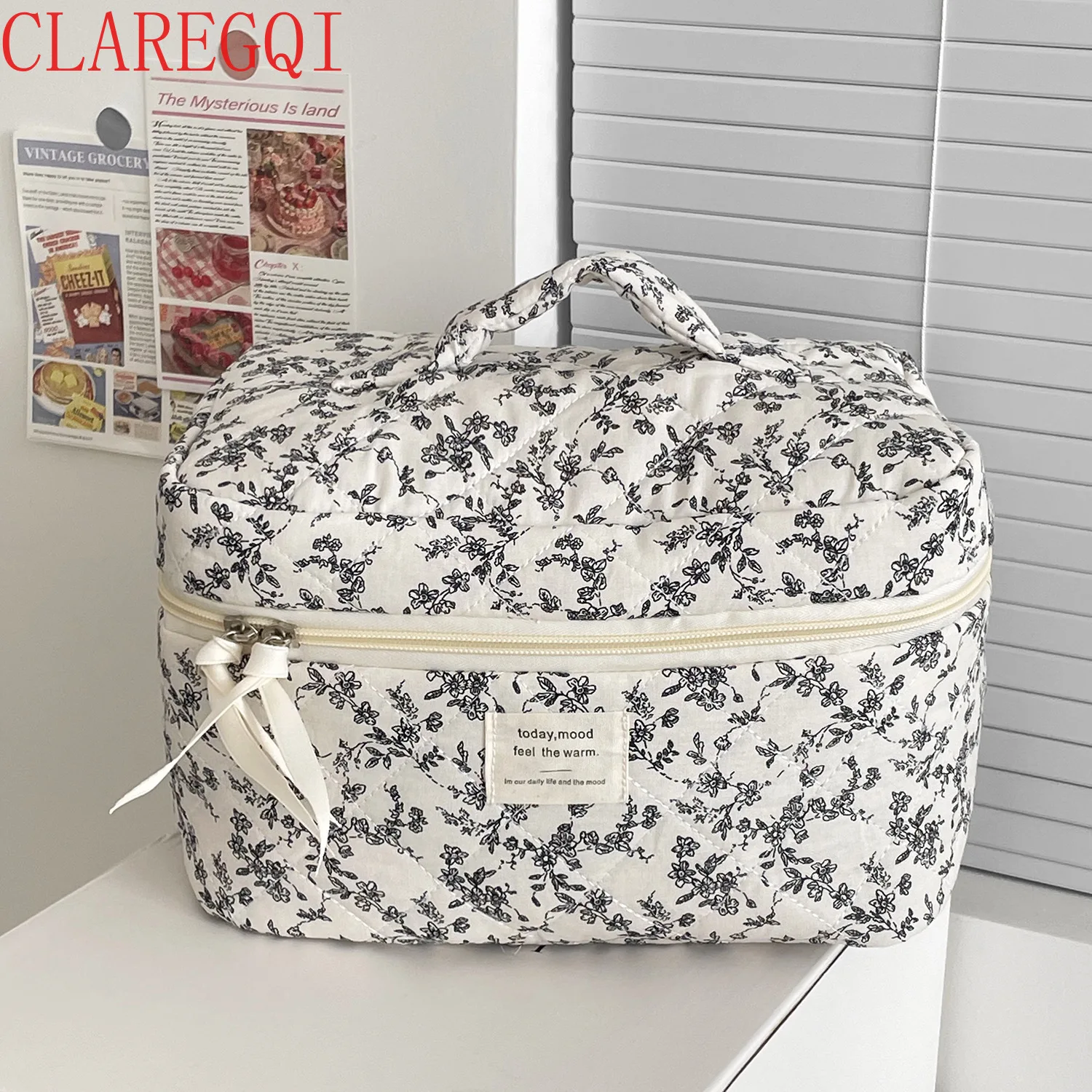 Large capacity travel toiletry bag French black and white broken flowers makeup bag All match ink colored portable storage bag