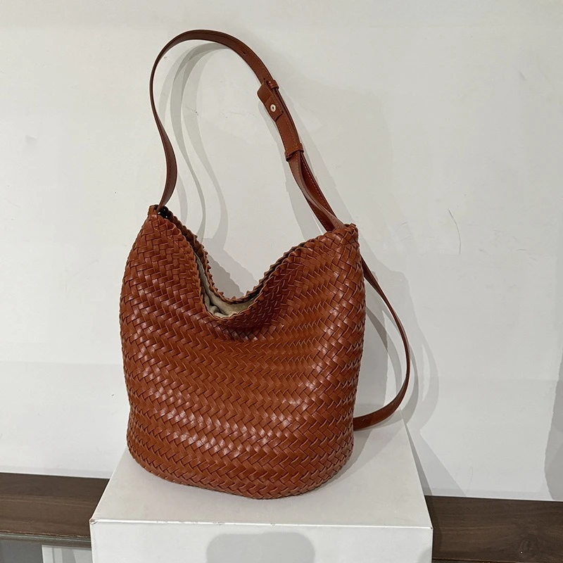 

Niche handwoven women's large-capacity tote shoulder handbag leisure vacation bucket messenger bag