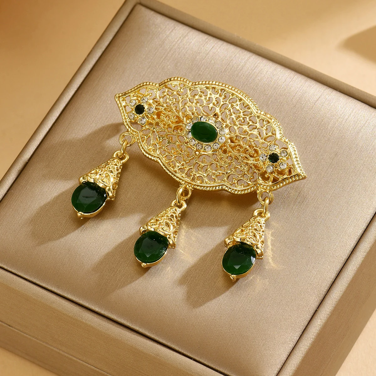 

1pc Vintage Gold-Tone Brooch, Finely Carved Metal Gilded Luxury Bridal Dress Lapel Pin, Jewelry