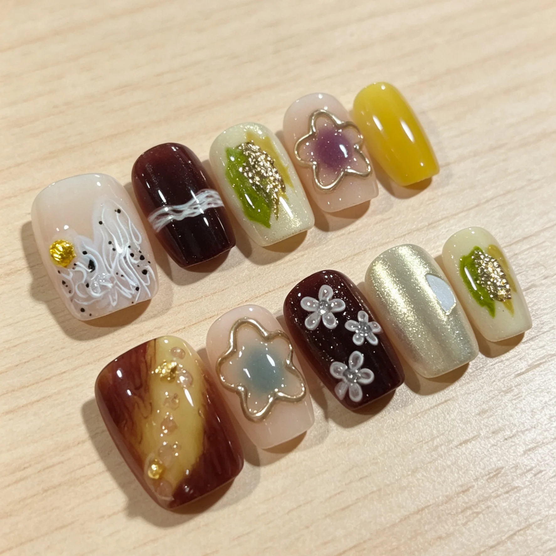 10 Hand Pressed Short Square Nails, Beautiful Fake Nails, Caramel Contrasting Hand-Painted Flowers, Suitable for Women to Use