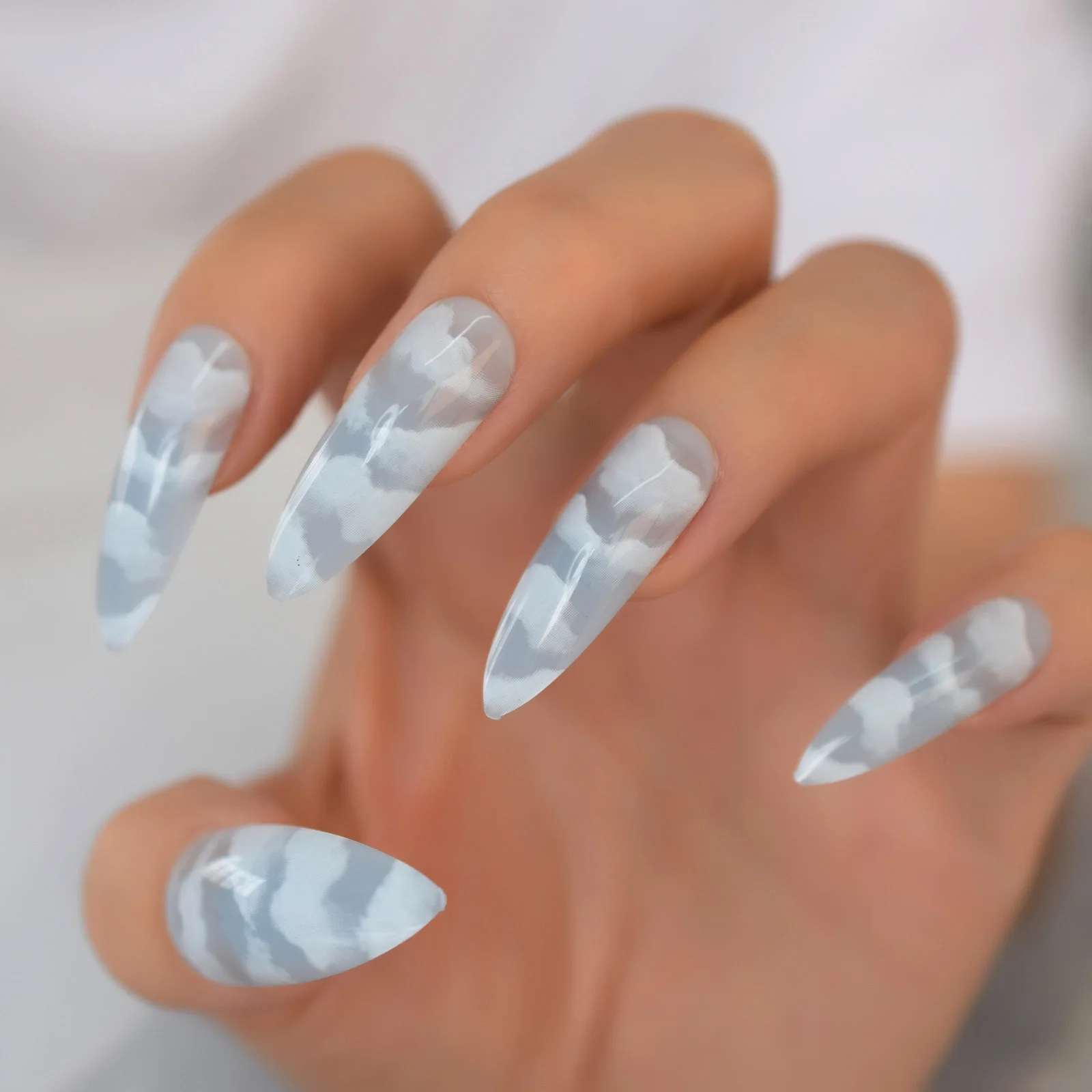 Puntige nep-nageltips met ontwerpen Lange stiletto-hemel Witte wolken Nagels Franse set manicure-nagelkunst