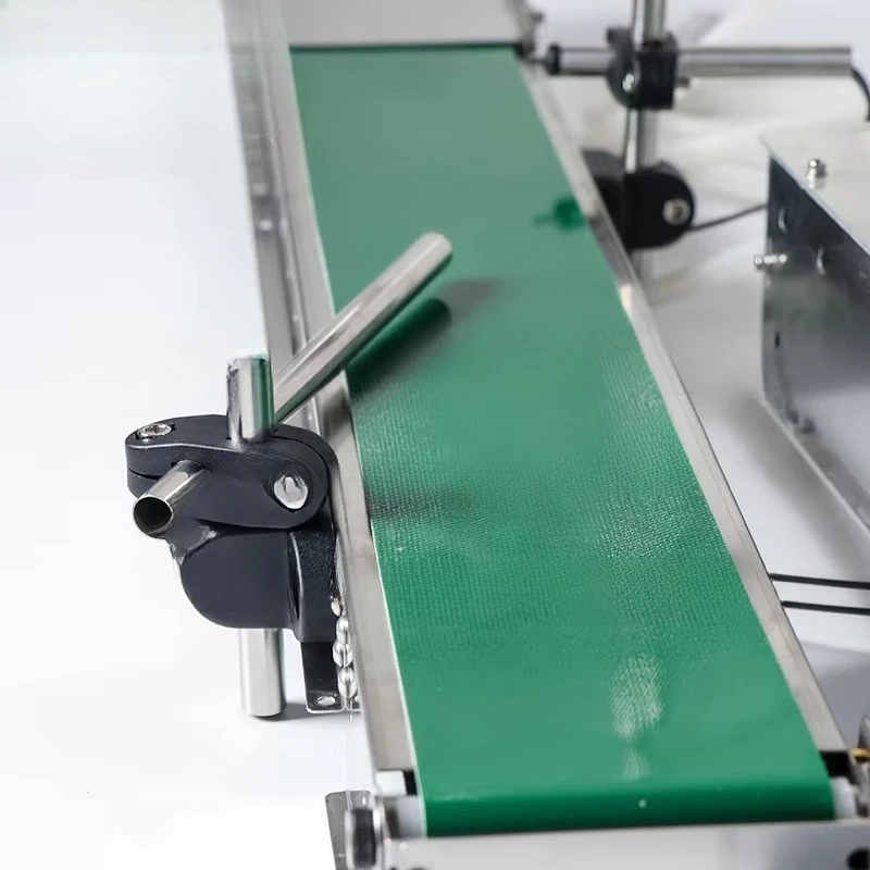 Small digital plastic bottle soft drink juice perfume essential oil liquid filling machine with conveyor