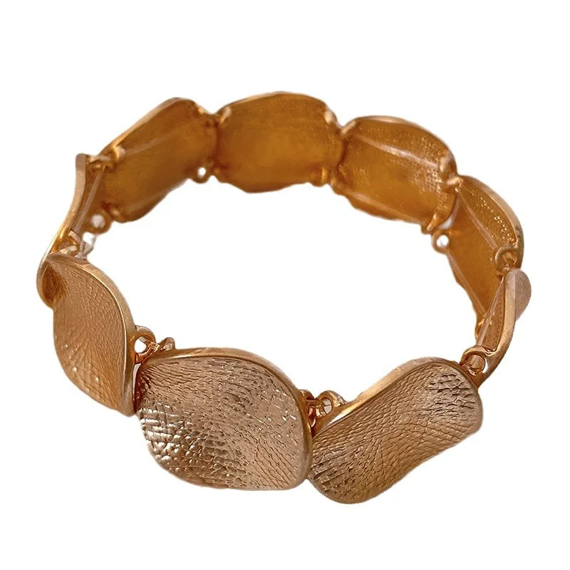 European and American Minimalist Pleated Geometric Round Pendant Bracelet - Elegant and Stylish Wristband