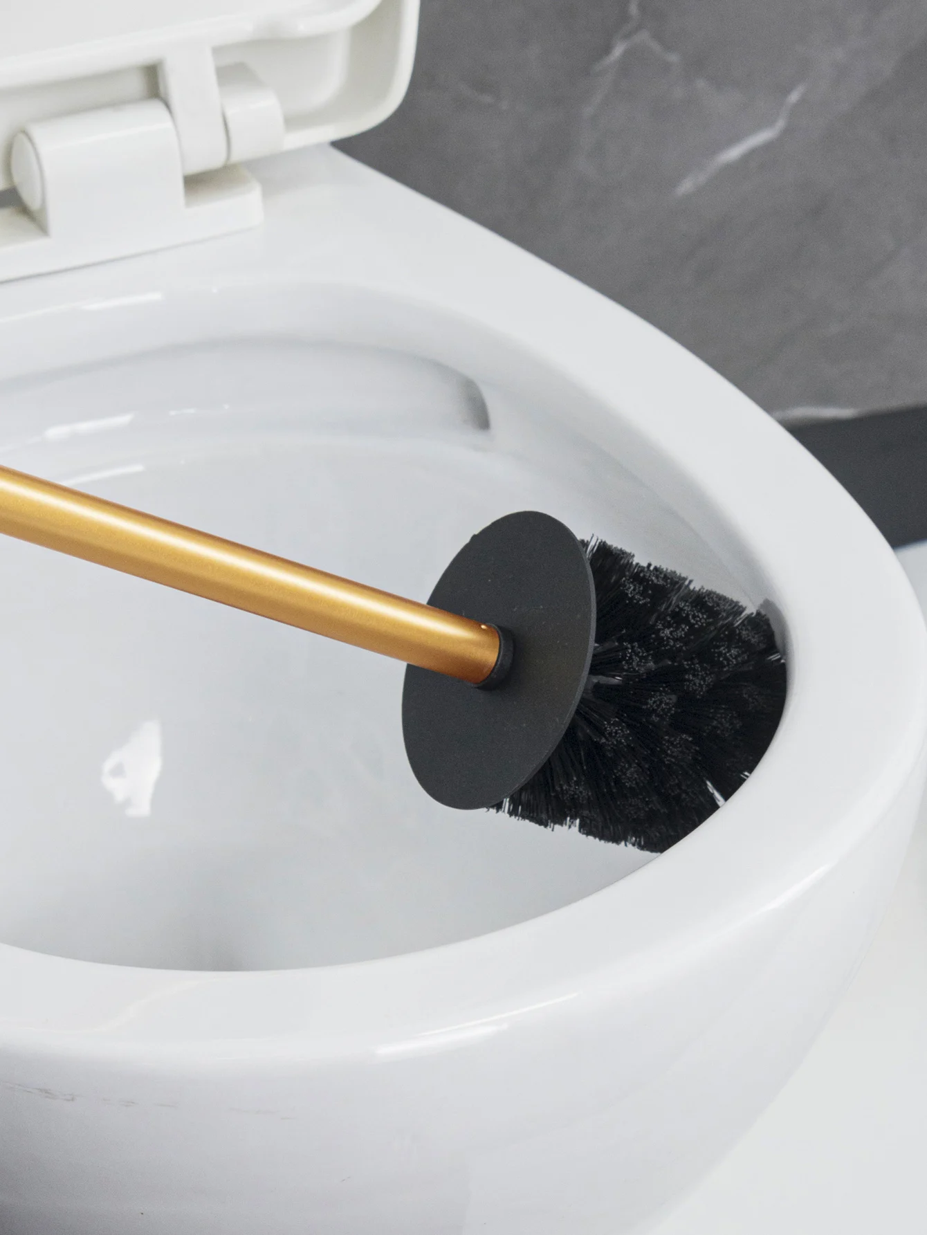 Goldene runde Toilettenbürste aus Edelstahl, mit langem Edelstahlgriff und stabiler Basis für die gründliche Reinigung des Badezimmers. – Detail 5