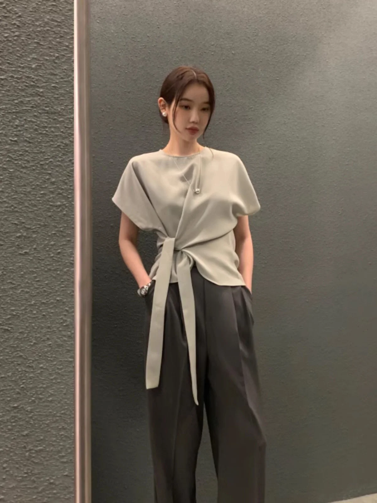 우아하고 세련된 라운드 넥 셔츠 여성 여름 패션 디자인 감각 부드럽고 다재다능한 허리 조임 벨트 셔츠 탑