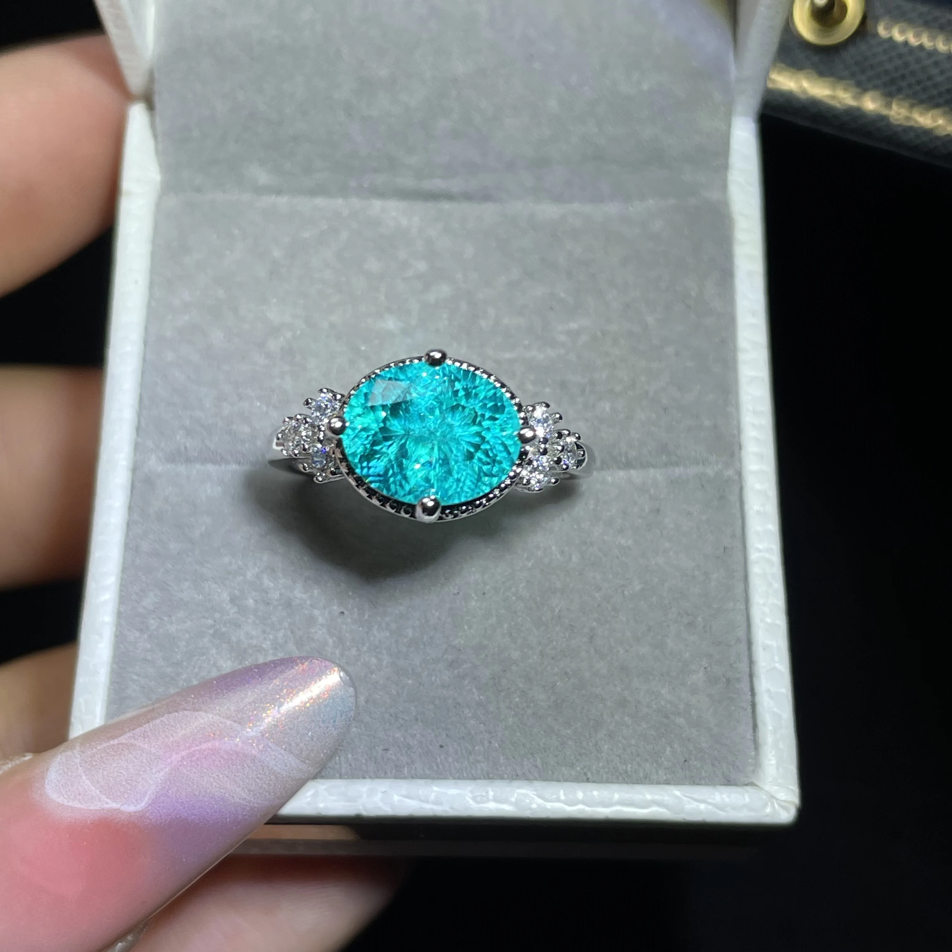 Photography Vintage Style - High-end diamond ring - Paraiaba vintage