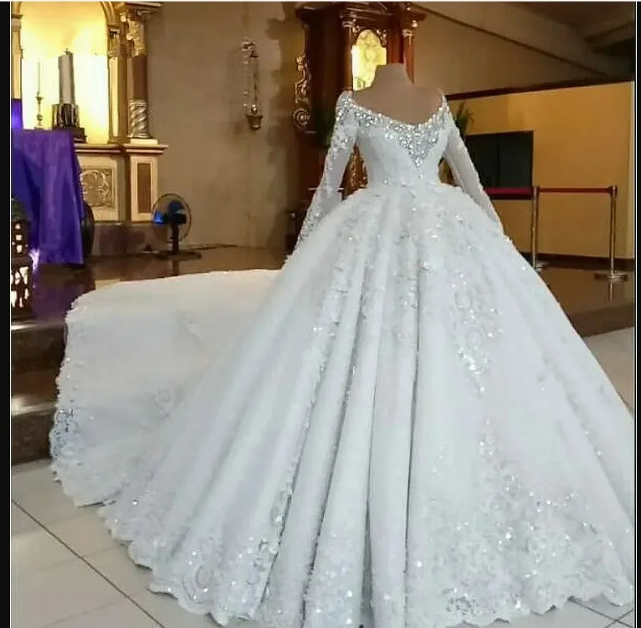 

Customized Shinny Crystals Beads Scoop Neck Ballgown Wedding Dress 3D Appliques Beads Long Sleeves Illusion Back Bridal Dress