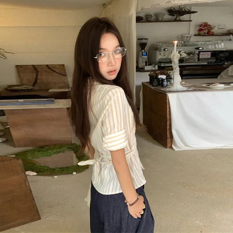 Genayooa اليابانية Y2k قميص مخطط المرأة نصف كم سليم قميص غير رسمي الكورية نمط بلوزة وقميص الشارع الشهير خمر القمم