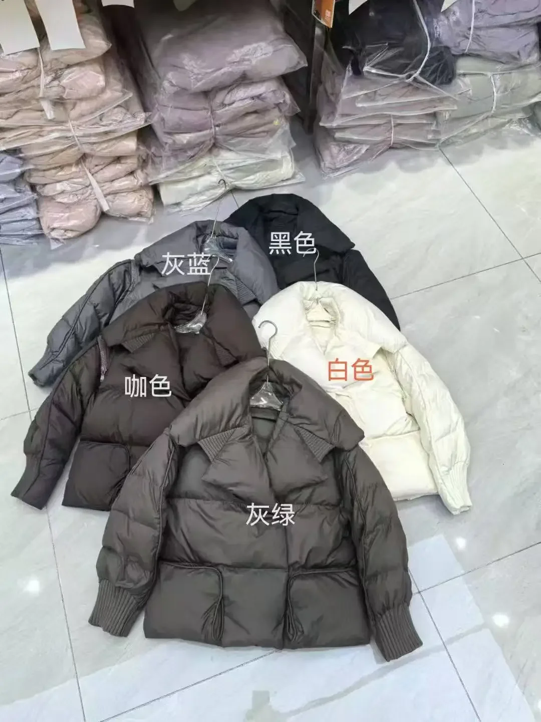 سترة نسائية جديدة لخريف وشتاء 2025 بياقة قلابة للركاب سترة قصيرة بطة بيضاء للأسفل