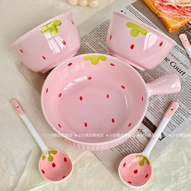 فتاة لطيفة ذات مظهر عالٍ، فراولة، أوعية سيراميك، مقبض منزلي، وعاء أرز، نودلز فورية، أدوات مائدة