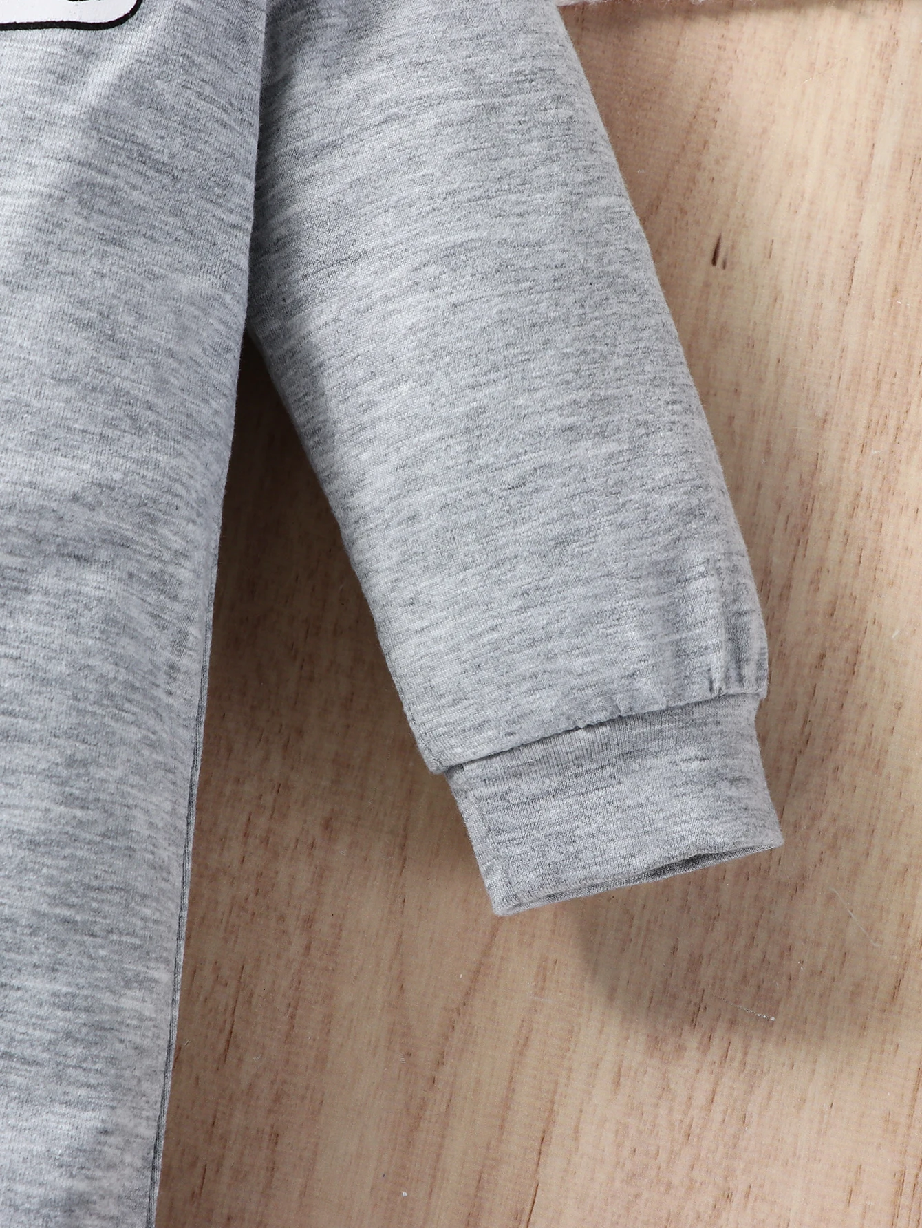 Niedlicher Baby-Jungen-Overall mit langen Ärmeln und Rundhalsausschnitt, ideal für Herbst und Winter, lässiger und modischer Stil, mit Mütze, „Hello“-Design mit englischen Buchstaben. – Detail 4