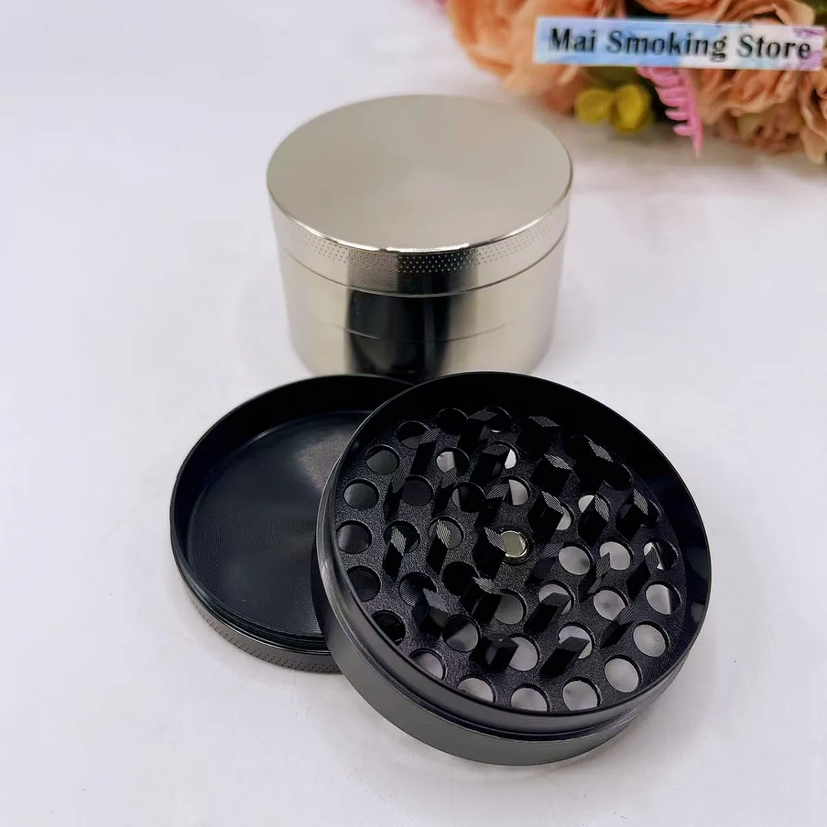 Moedor de Ervas Metálico de 2,5 Polegadas Grande com 4 Camadas, Moedor Manual de Sal e Pimenta, Ferramenta para Fumar Cigarros