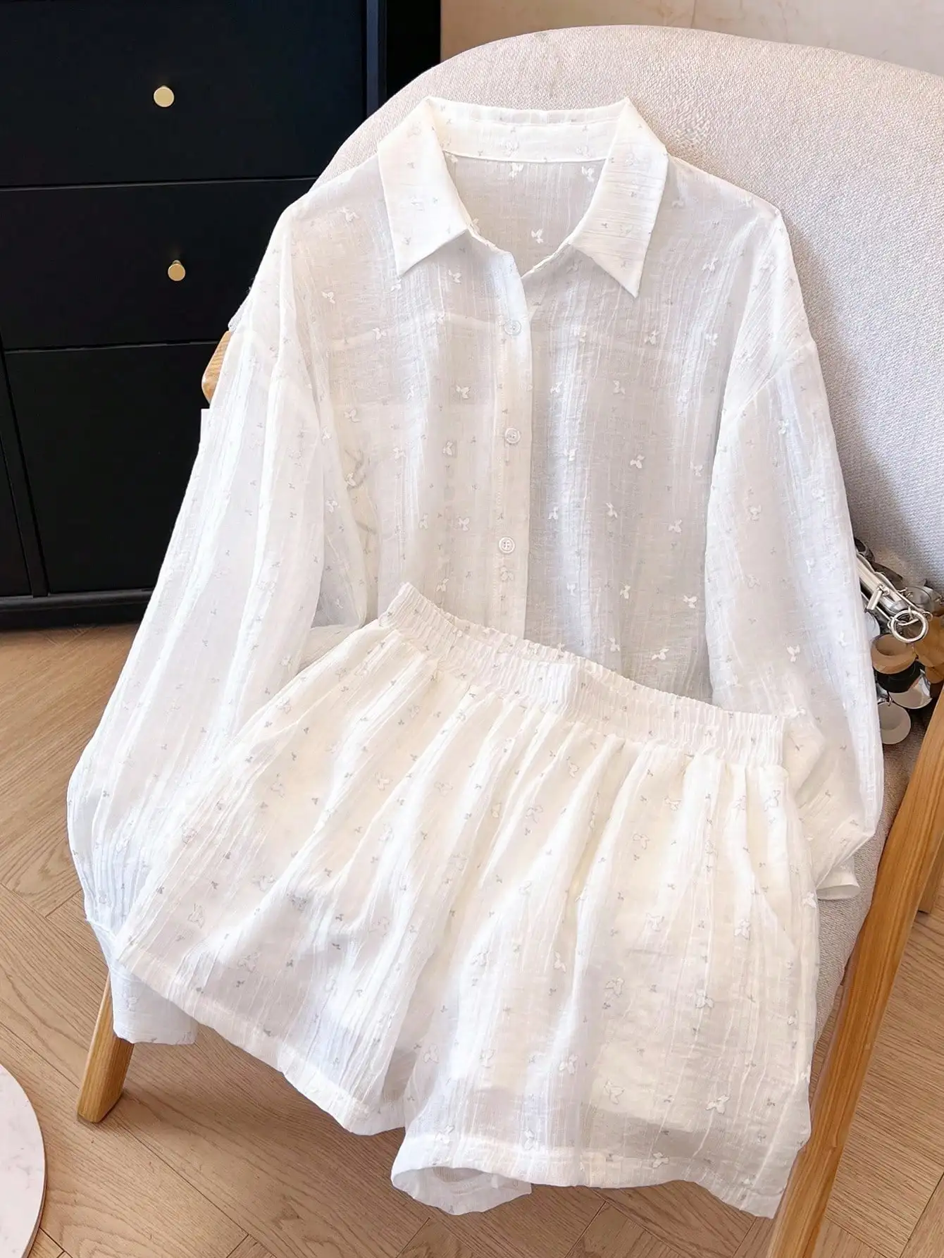 

Женский легкий комплект из рубашки и шорт с цветочной вышивкой - свободный крой, весна-лето