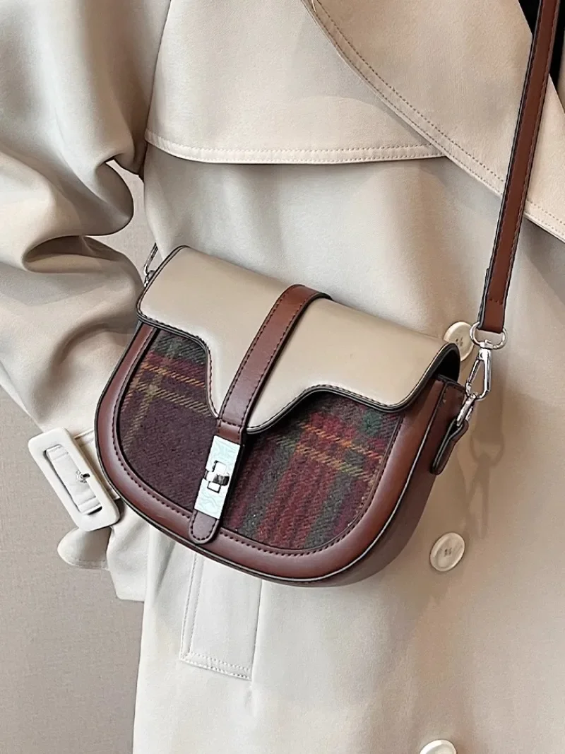 Trendy Wool Blend Grid Saddle Shoulder Crossbody Bags Women Tote Handbags and Purses 2023 New Plaid Messenger Bag High Quality